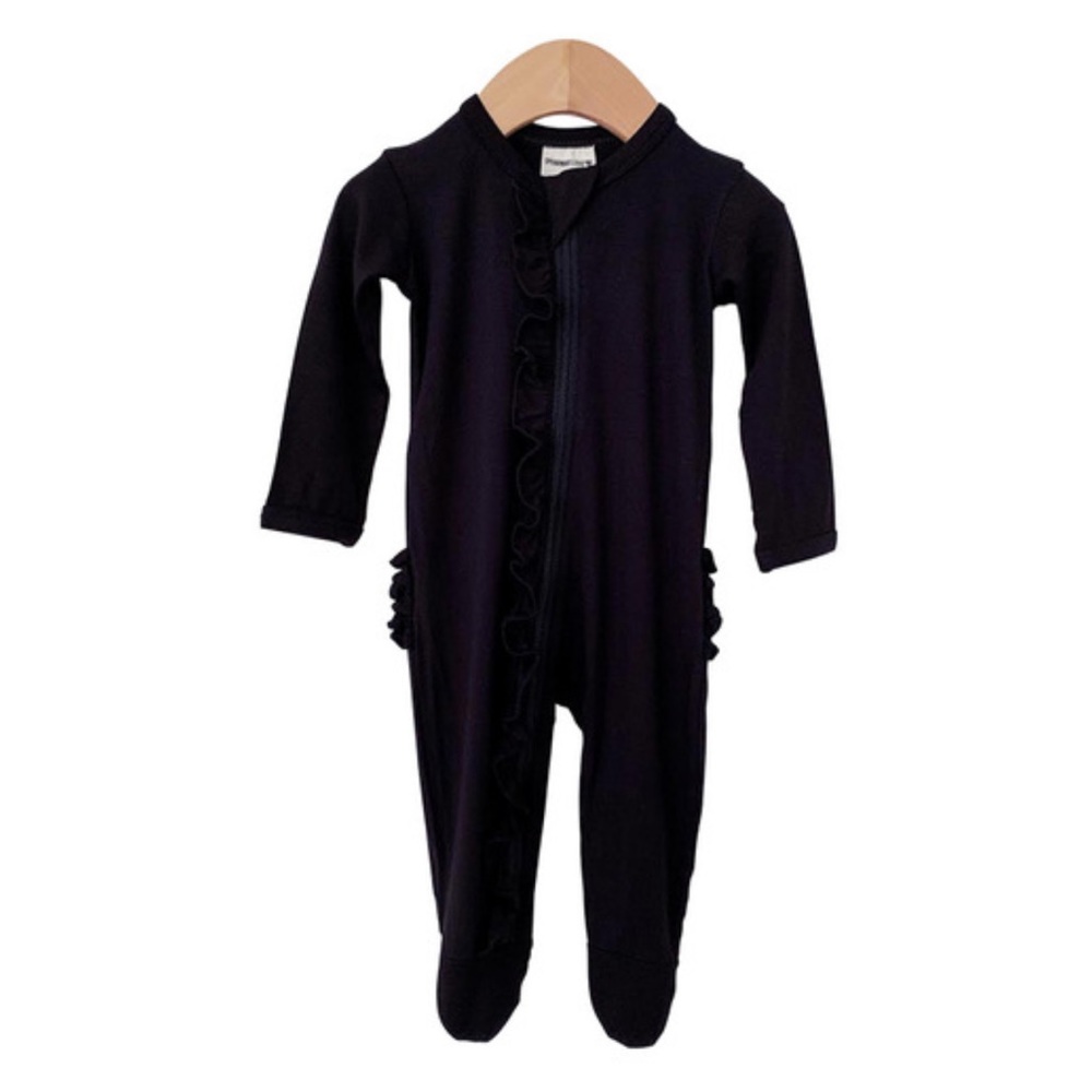 Spearmint Love Ruffle Snap Footie, Black